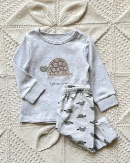 نمای روبرو ست بلوز شلوار پسرانه نخی طوسی طرح لاک‌ پشت‌ juniors