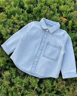 نمای جلو پیراهن پسرانه, جین آبی روشن, Zara, پیراهن جین, لباس پسرانه, یقه برگردان, دکمه فشاری