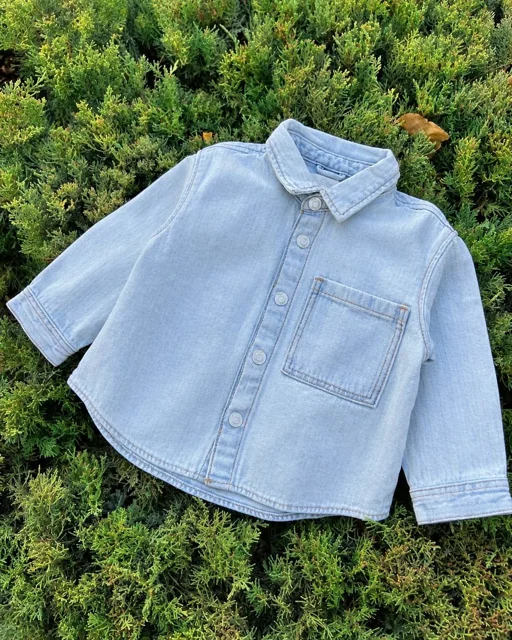 نمای جلو پیراهن پسرانه, جین آبی روشن, Zara, پیراهن جین, لباس پسرانه, یقه برگردان, دکمه فشاری