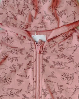 نمای نزدیک سویشرت دخترانه دورس صورتی طرح گل و پرنده sinsay