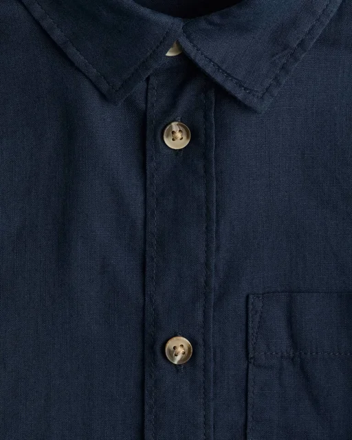 نمای نزدیک پیراهن پسرانه سورمه ای لینن h&m