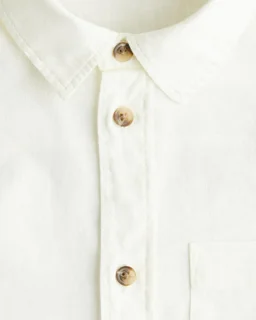 نمای نزدیک پیراهن پسرانه سفید لینن h&m