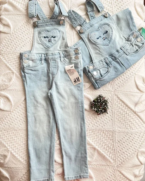 بیلر جین آبی کمرنگ طرح گربه قلبی h&m