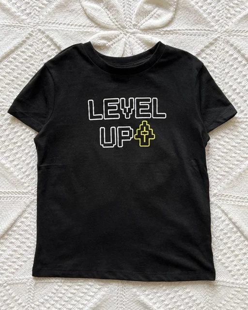 نمای روبرو تیشرت پسرانه مشکی نخی طرح نوشته level up | اسکایتاپ مرجع تخصصی خرید لباس بچگانه