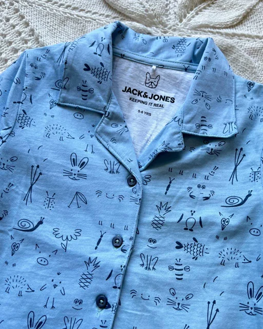 نمای نزدیک پیراهن پسرانه آبی طرح حیوانات ریز jack & jones | اسکای‌تاپ مرجع تخصصی خرید لباس بچگانه