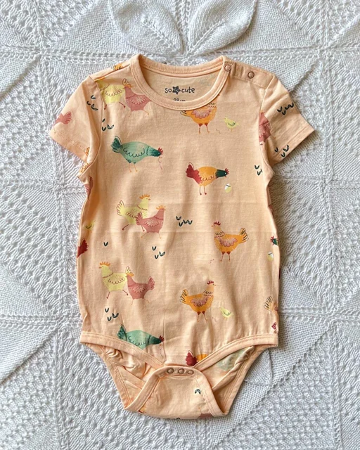 نمای روبرو بادی دخترانه نارنجی نخی طرح مرغ so cute | اسکای‌تاپ مرجع تخصصی خرید لباس بچگانه