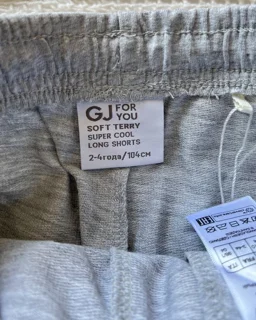 نمای داخلی شلوارک پسرانه مشکی/طوسی دورس طرح متن Gj | اسکای‌تاپ مرجع تخصصی خرید لباس بچگانه