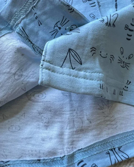 نمای داخل پیراهن پسرانه آبی نخی طرح حیوانات ریز jack & jones | اسکای‌تاپ مرجع تخصصی خرید لباس بچگانه