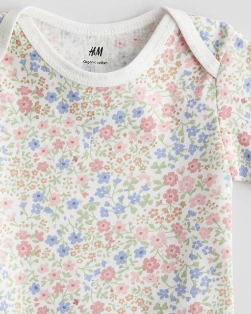 نمای نزدیک بادی دخترانه سفید نخی طرح پر گل ریز h&m | اسکای‌تاپ مرجع تخصصی خرید لباس بچگانه