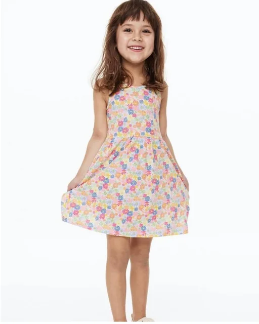 روی مانکن پیراهن دخترانه رنگارنگ نخی طرح پر گل h&m | اسکایتاپ مرجع تخصصی خرید لباس بچگانه
